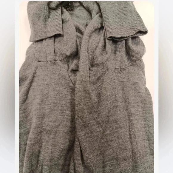 Banana Republic Grey 100% Merino Wool Decorative Arm Slits Top Size Medium - Picture 8 of 8